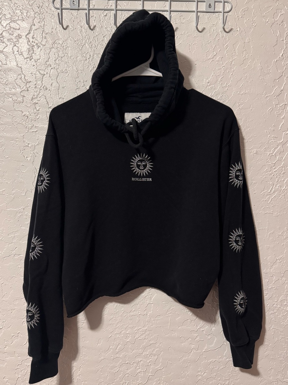 HOLLISTER EMBROIDERED SUN DESIGN HOODIE CROPPED SWEATSHIRT BLACK